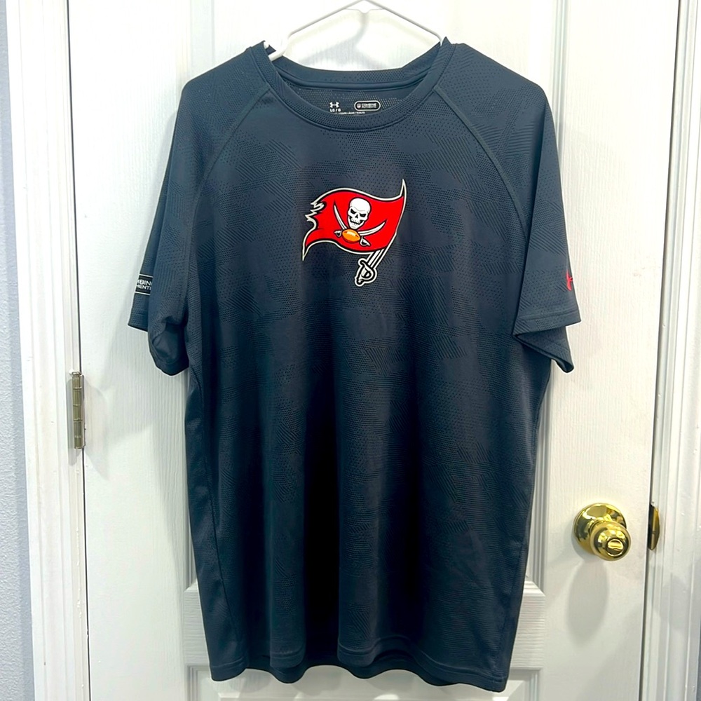 Like New! Tampa Bay Buccaneers jersey type t-shirt